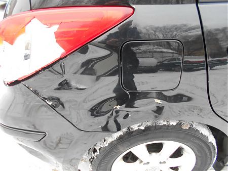 Заднее крыло Nissan Tiida до ремонта и покраски